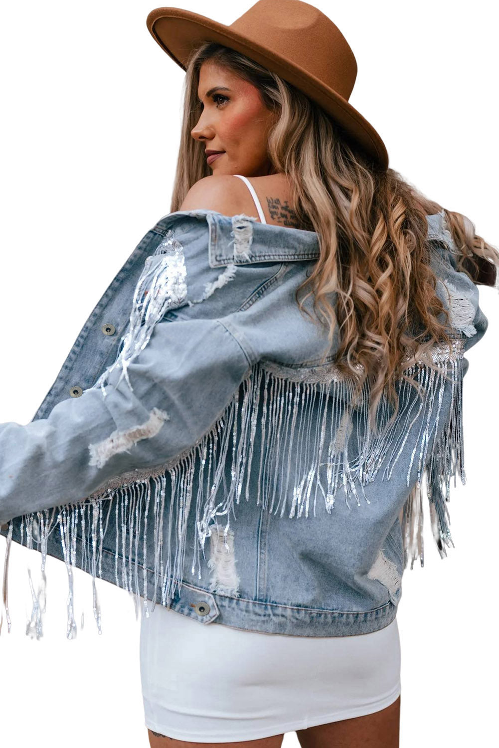 Hemelsblauwe denimjas met pailletten en franjes in een verweerde look
