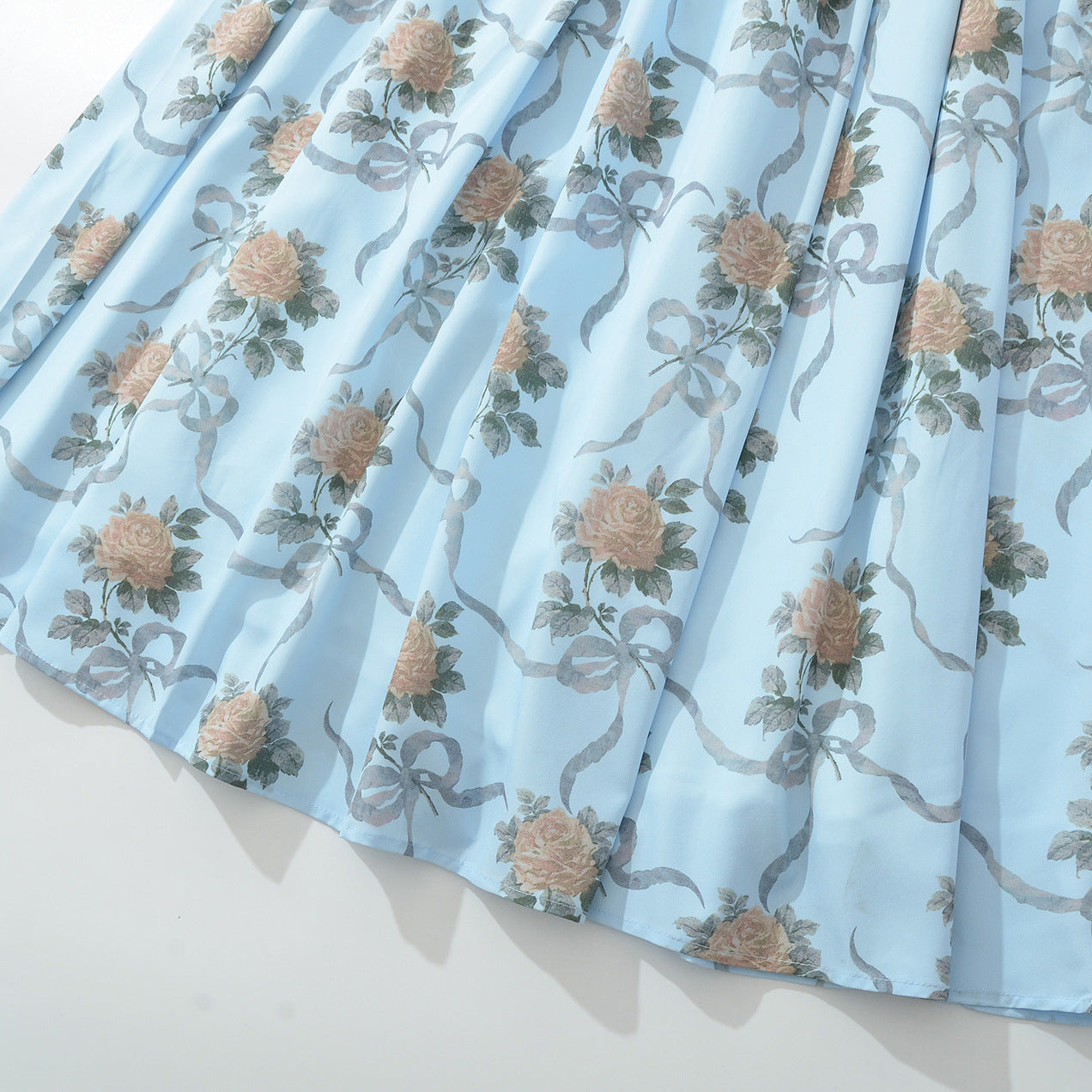 Klassieke en veelzijdige gebloemde jurk met kanten details