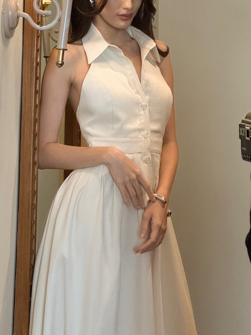 Enkelrijs- en rugloze effen overhemdjurk met één rij knopen