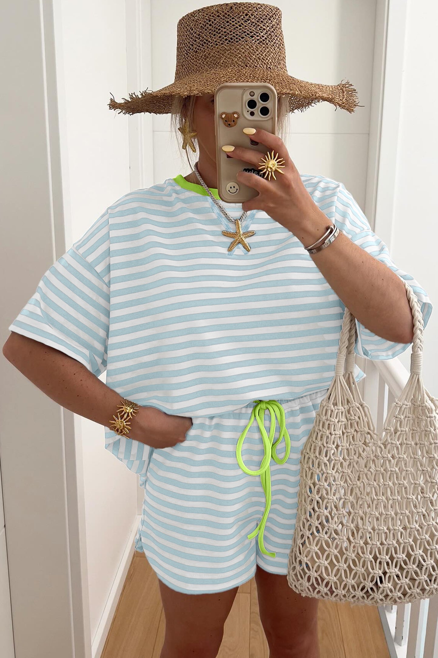 Gestreept T-shirt met contrasterende halslijn en bijpassende shorts met trekkoord