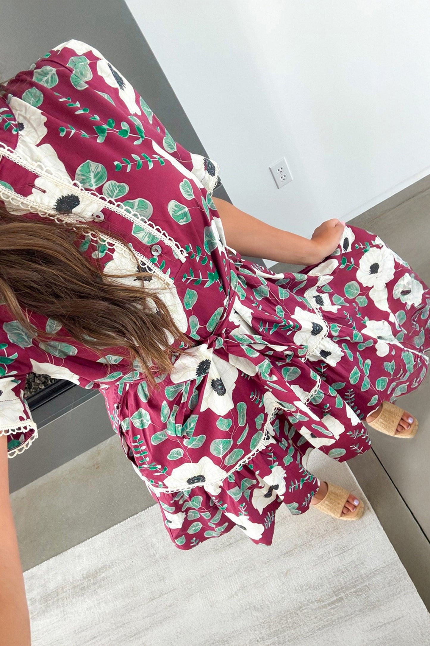 Rode mini-jurk met korte pofmouwen en bloemenprint inclusief ceintuur