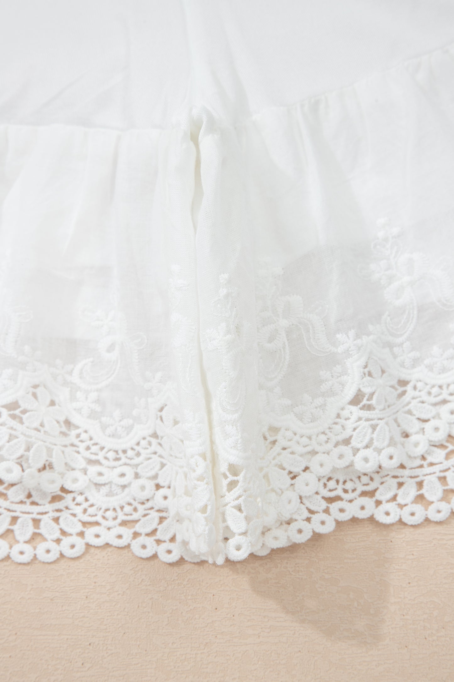 Witte kanten shorts met ruches meerdere lagen en een elastische tailleband met trekkoord