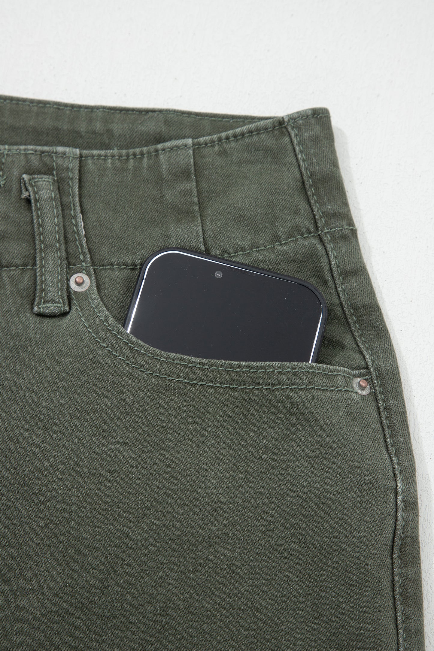 Jeans met hoge taille uitlopende pijpen en 2 knopen