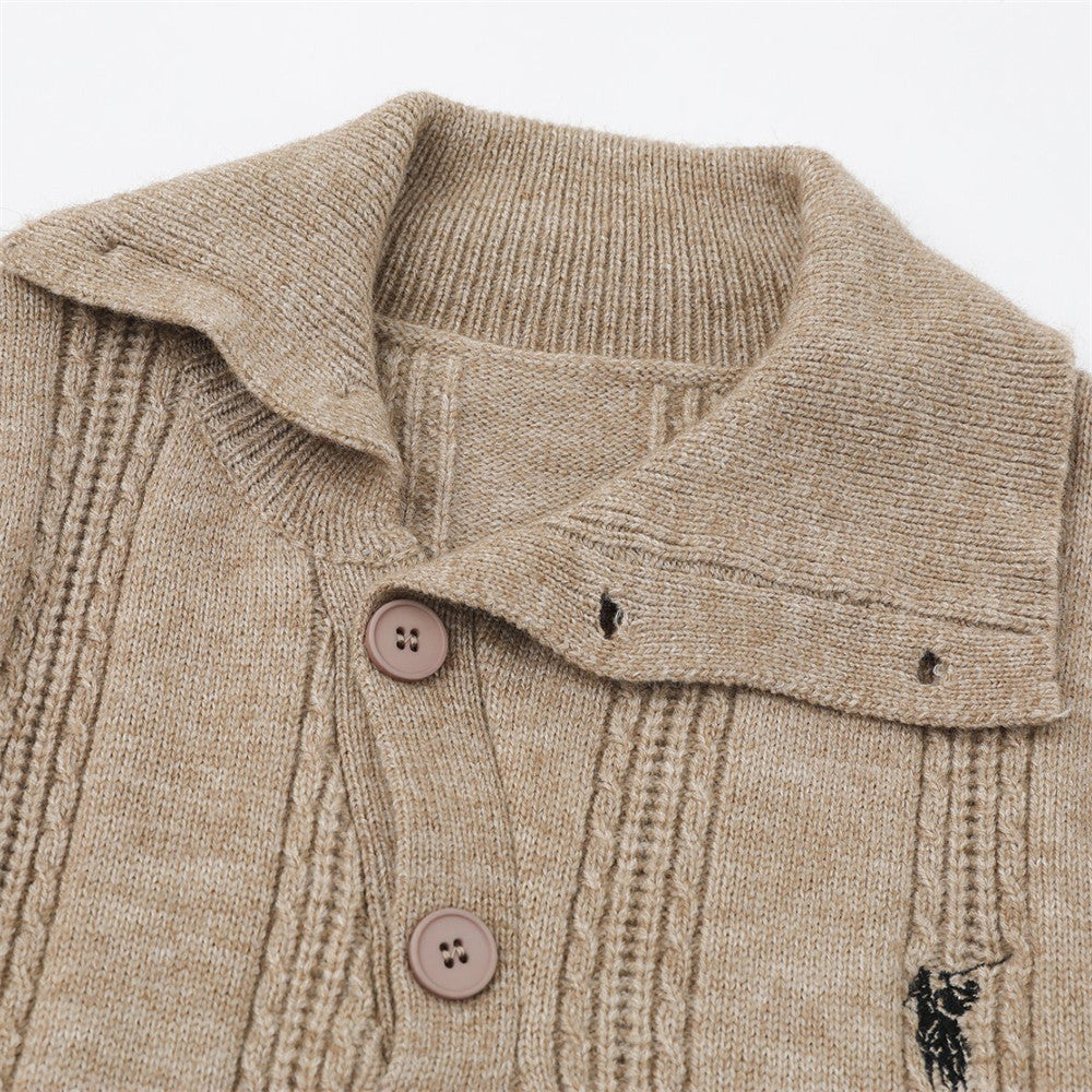 Trui met schuine knoopsluiting en hoge hals