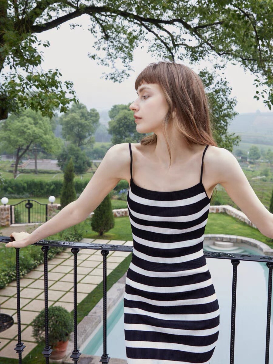 Designer gebreide midi-jurk met stepen en spaghettibandjes