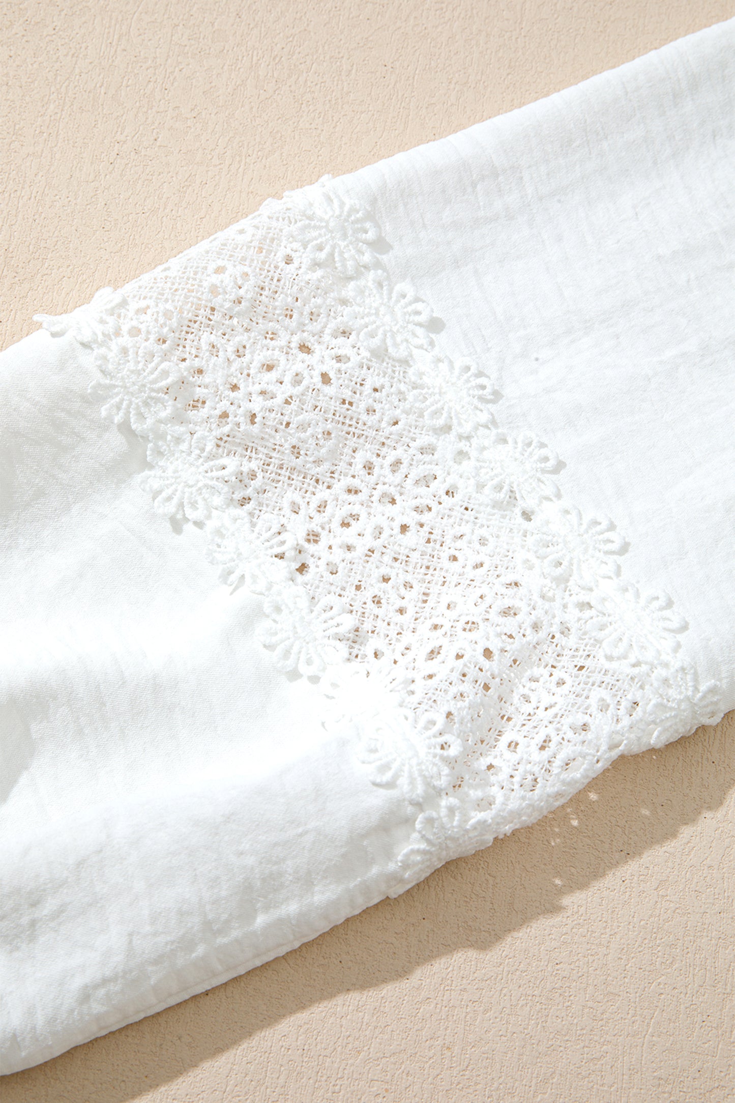 Witte blouse met lange mouwen bloemenmotief guipure kant en ruches