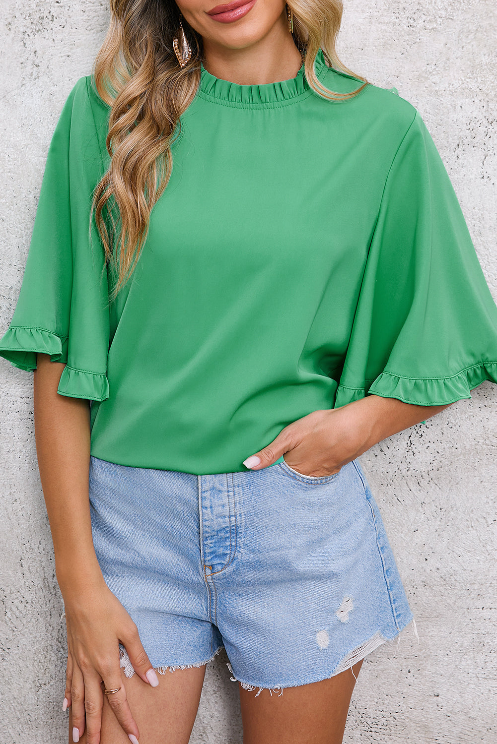 Groene blouse met ruches ronde hals en wijde mouwen