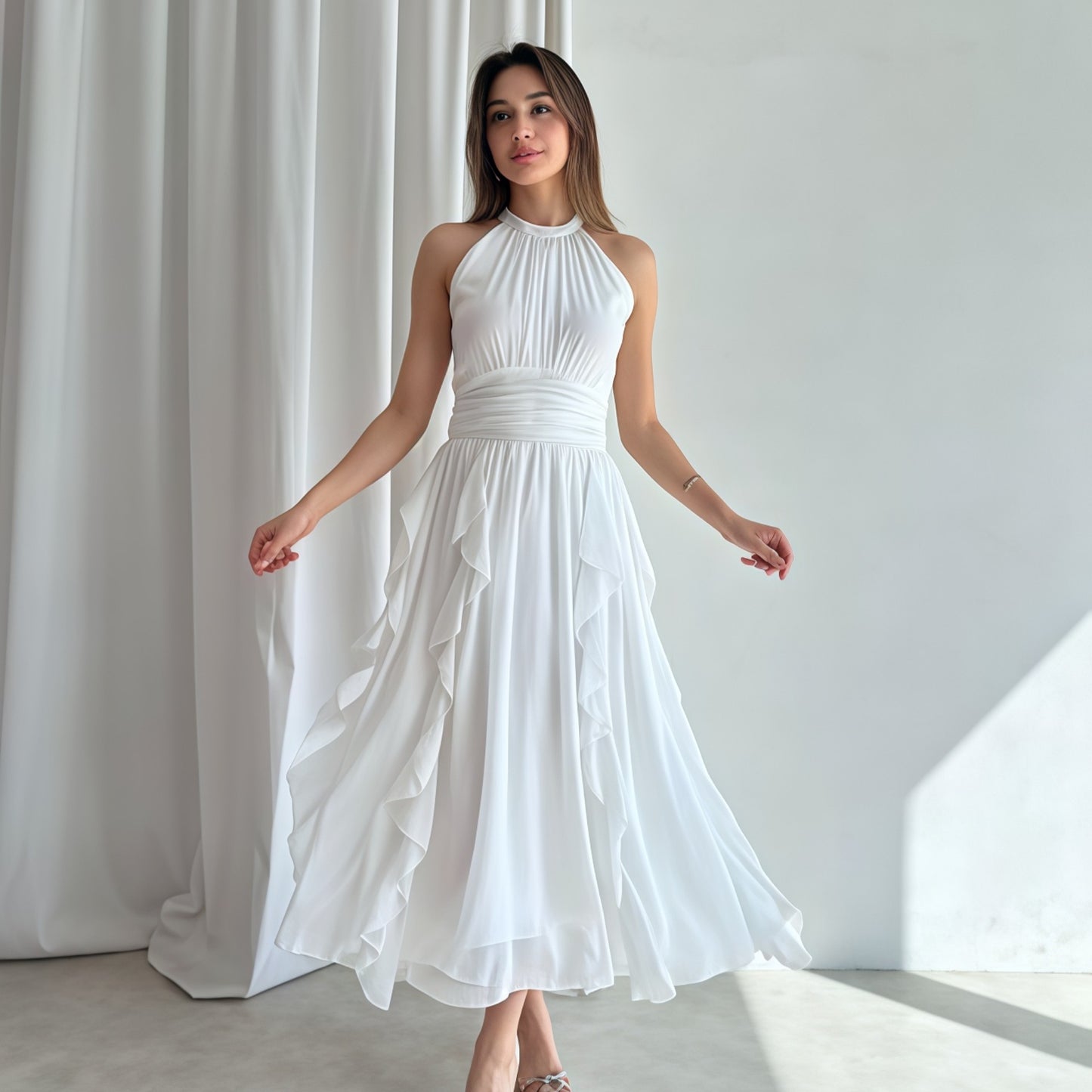 Luxe jurk met lotusbladmotief en tailleaccentuerende details