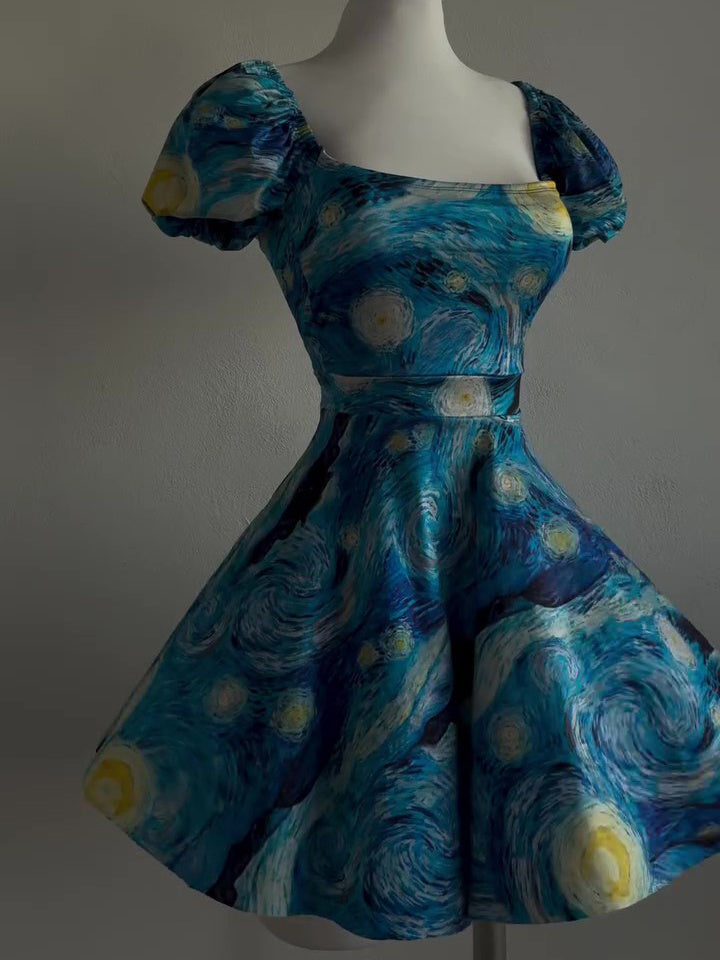 Mini-jurk met pofmouwen en print