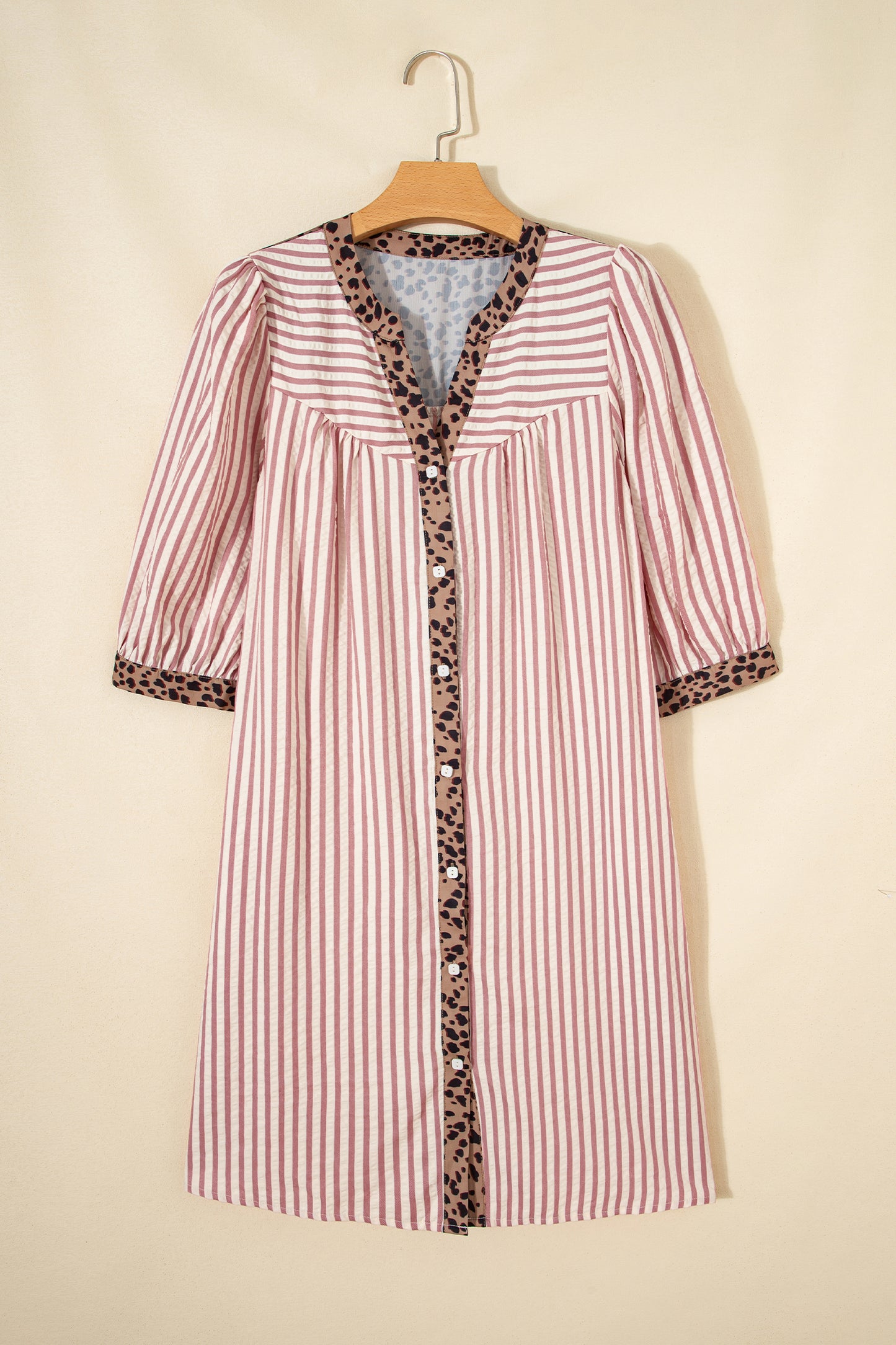 Gestreepte jurk met knopen en luipaardprint