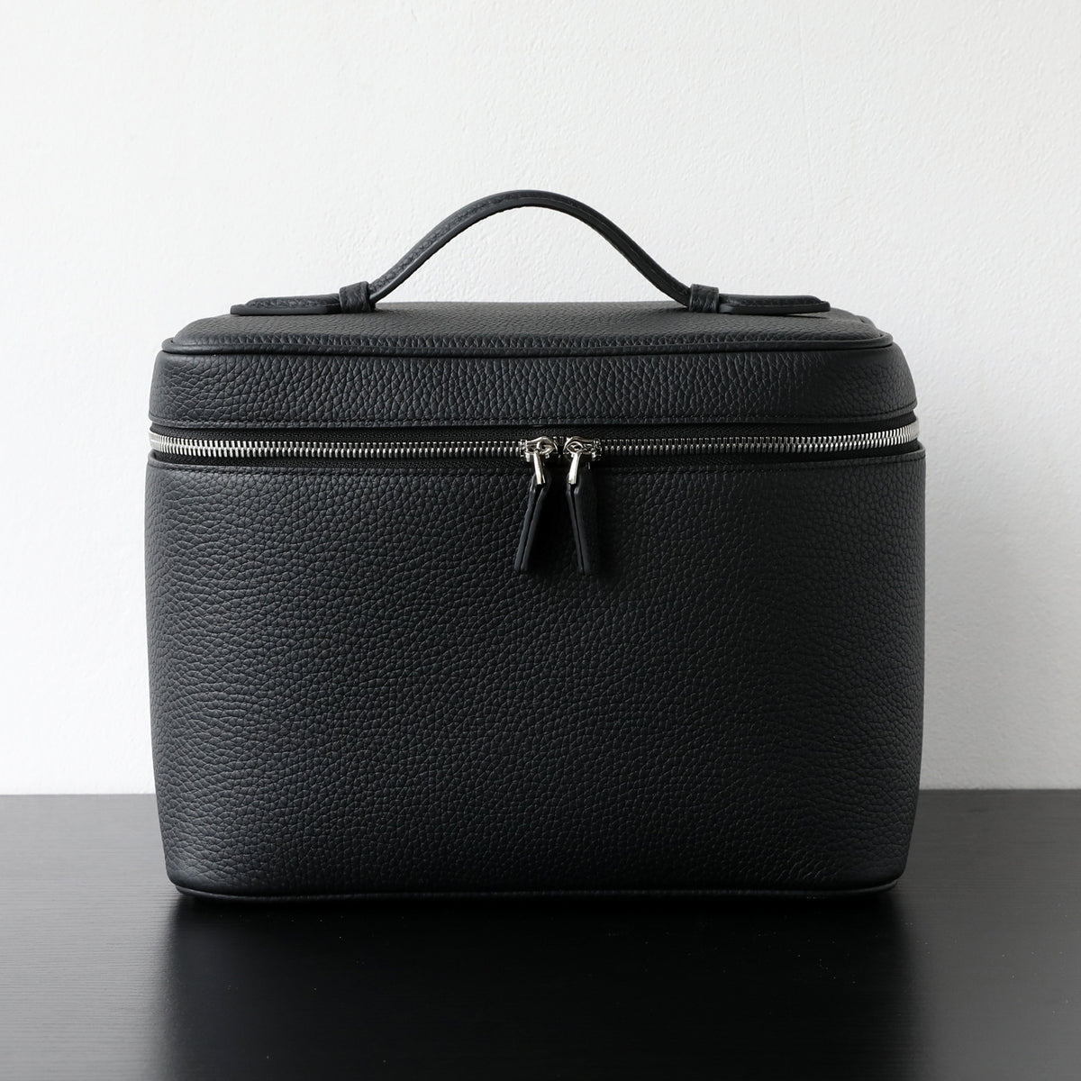 Large-capacity top-grain cowhide hand-held cosmetic bag for storage