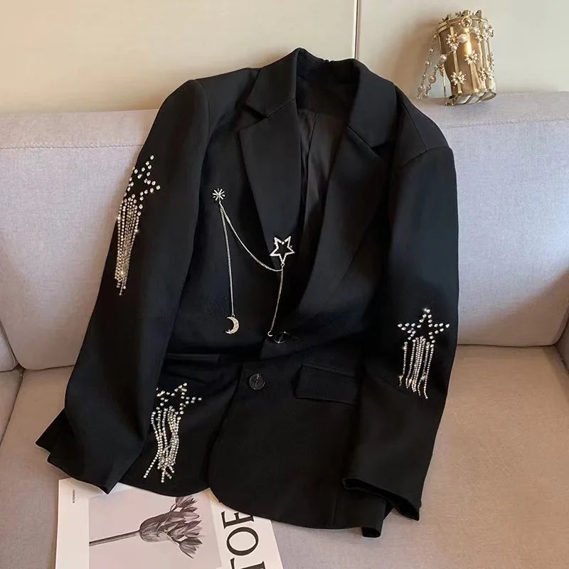 Een stoere met diamanten bezette blazer met pailletten en kwastjes voor dames