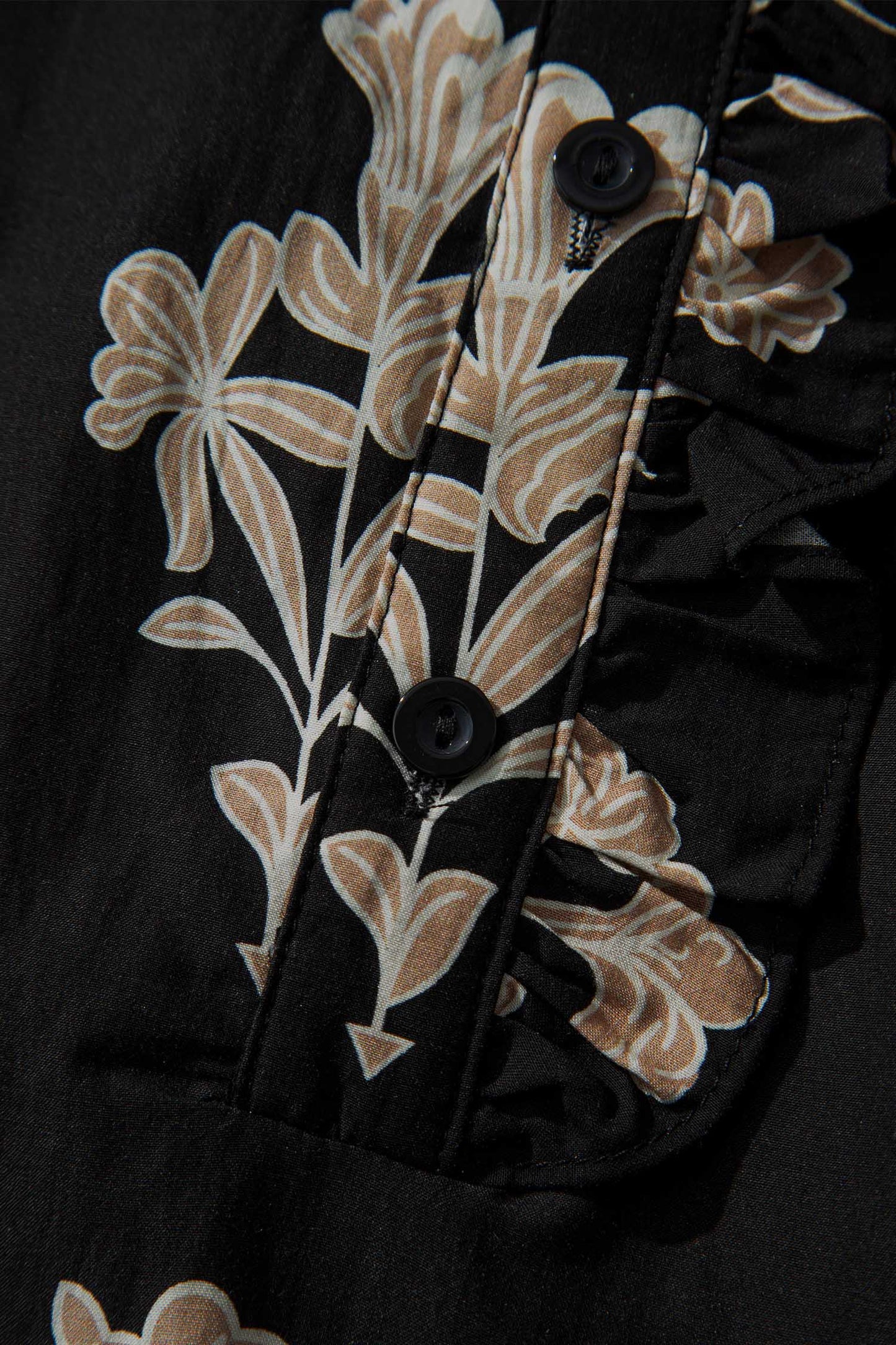 Zwarte maxi-jurk met bloemenprint gegolfde kraag en korte pofmouwen