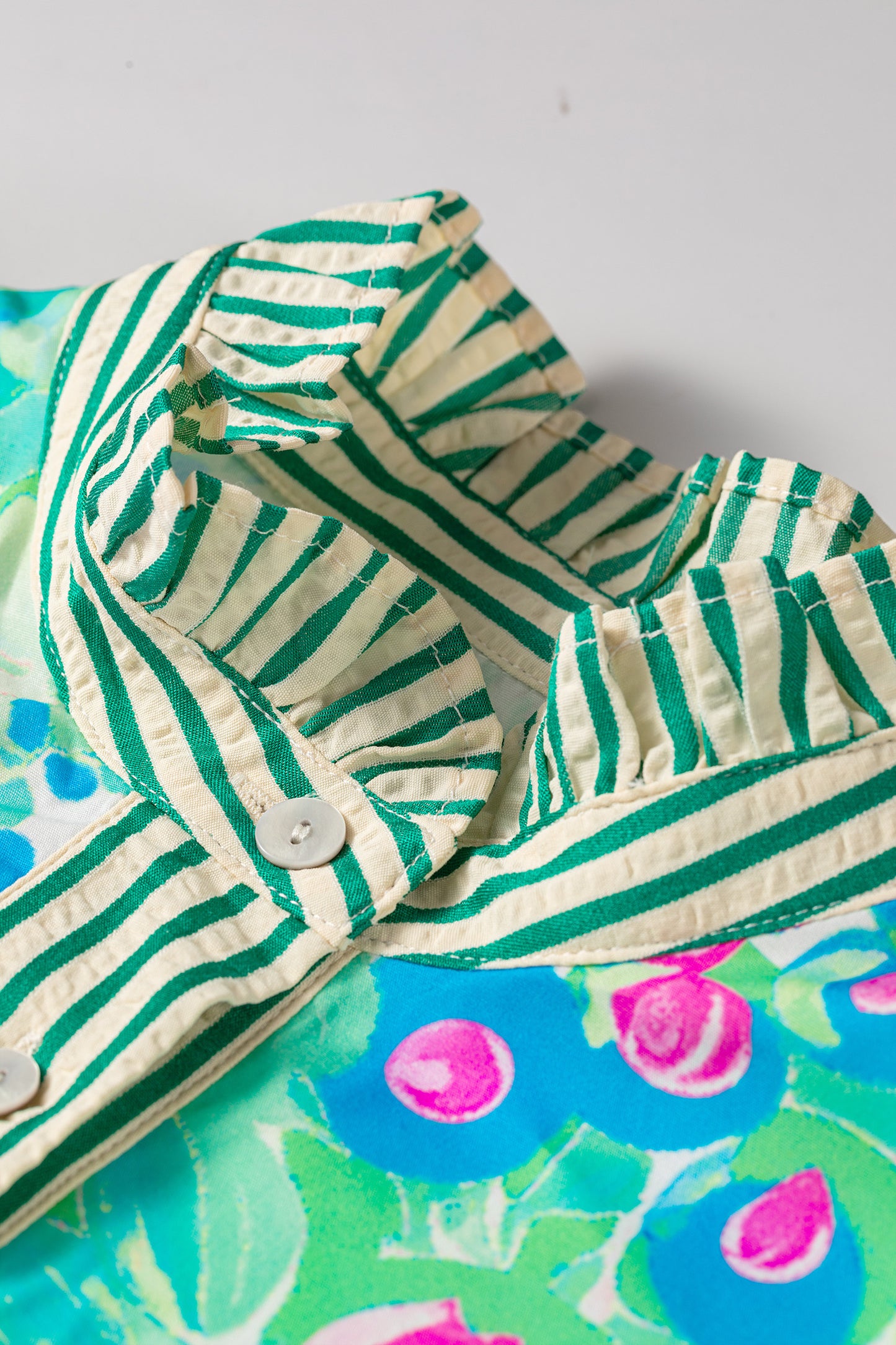 Roze vakantiejurk met bloemenprint gestreepte bies knoopsluiting en korte mouwen