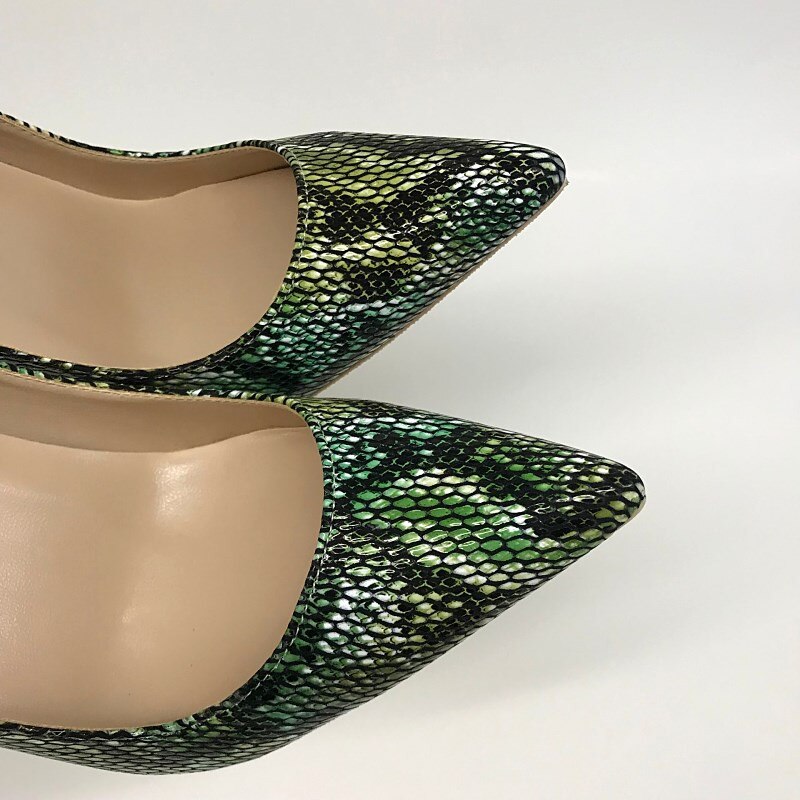 Tikicup groene stiletto's met pythonprint en reliëf