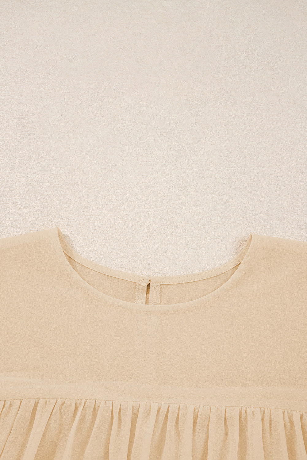 Perkamentkleurig geplooide chiffon blouse met lange mouwen en ruches