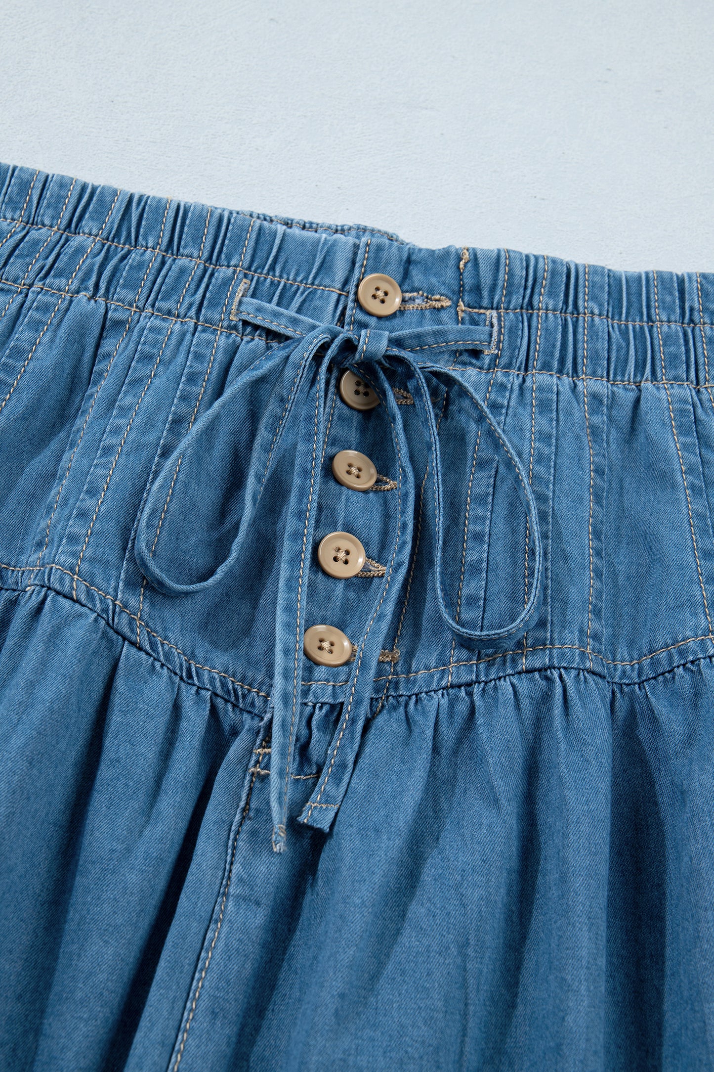 Spijkerrok met halve knoopsluiting plooien hoge taille en trekkoord
