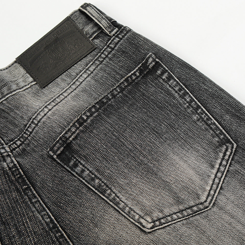 Gewassen en gemalen witte denim jeans met rechte pijpen