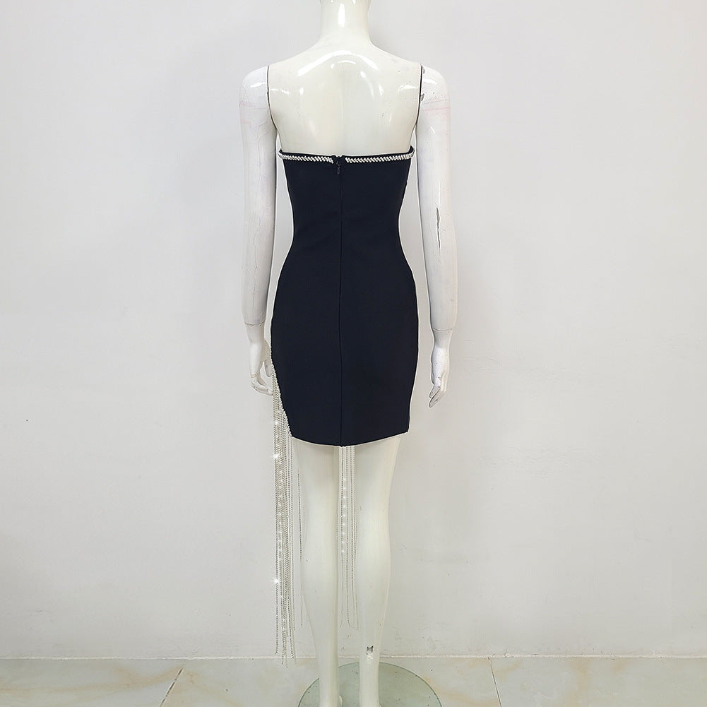Sexy strapless jurk met split en kwastjes versierd met strasssteentjes