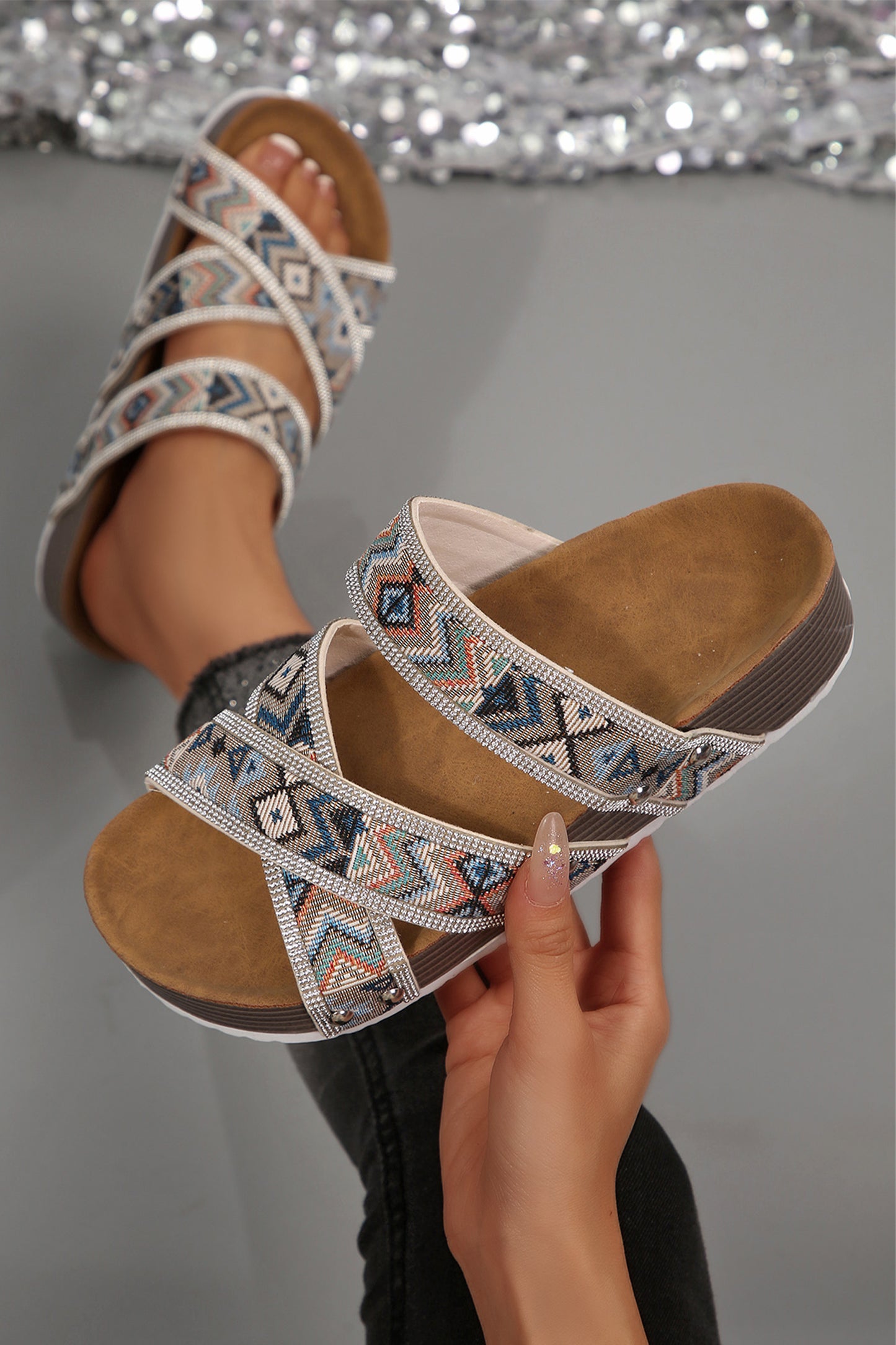 Platformslippers met tribale geometrische vormen en strass-accenten