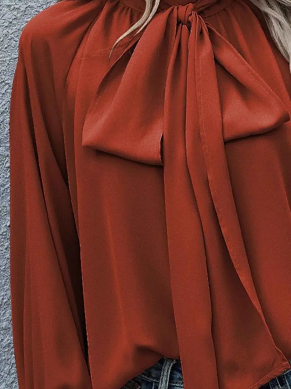 Blouse met strik in de hals en pofmouwen