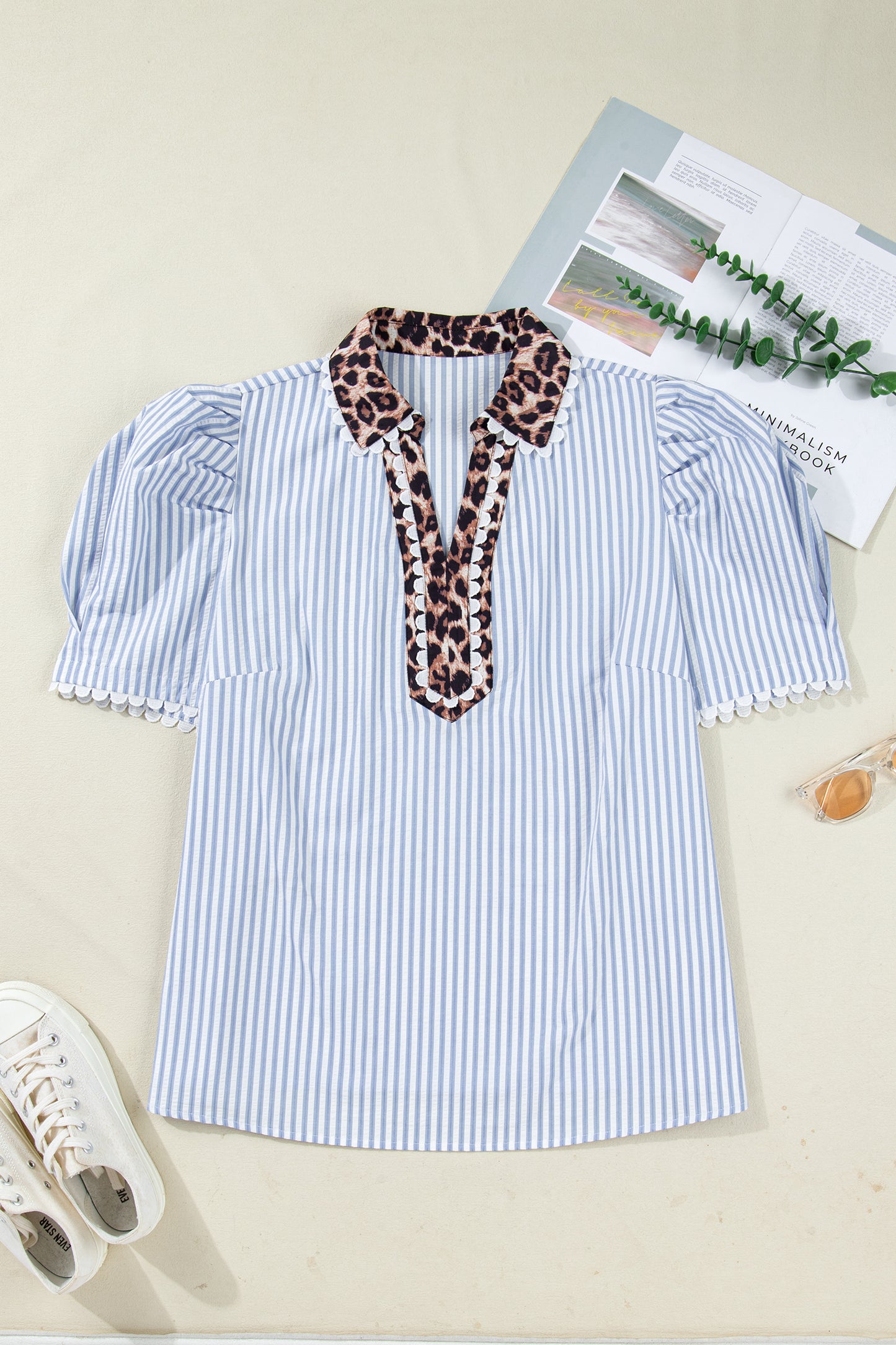 Hemelsblauwe gestreepte blouse met luipaardprint patchworkkraag en korte pofmouwen