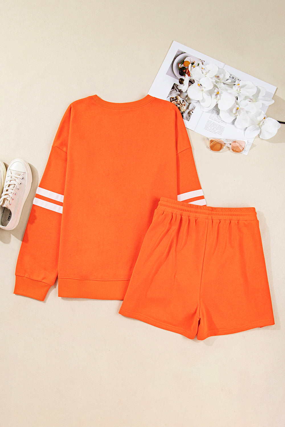 Oranje plus size sweatshirt met varsity-strepen op de mouwen en bijpassende shorts