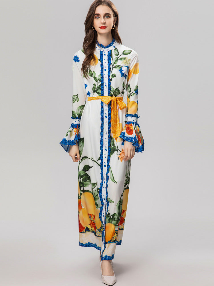 Jurk met opstaande kraag ruches uitlopende mouwen knopen en print