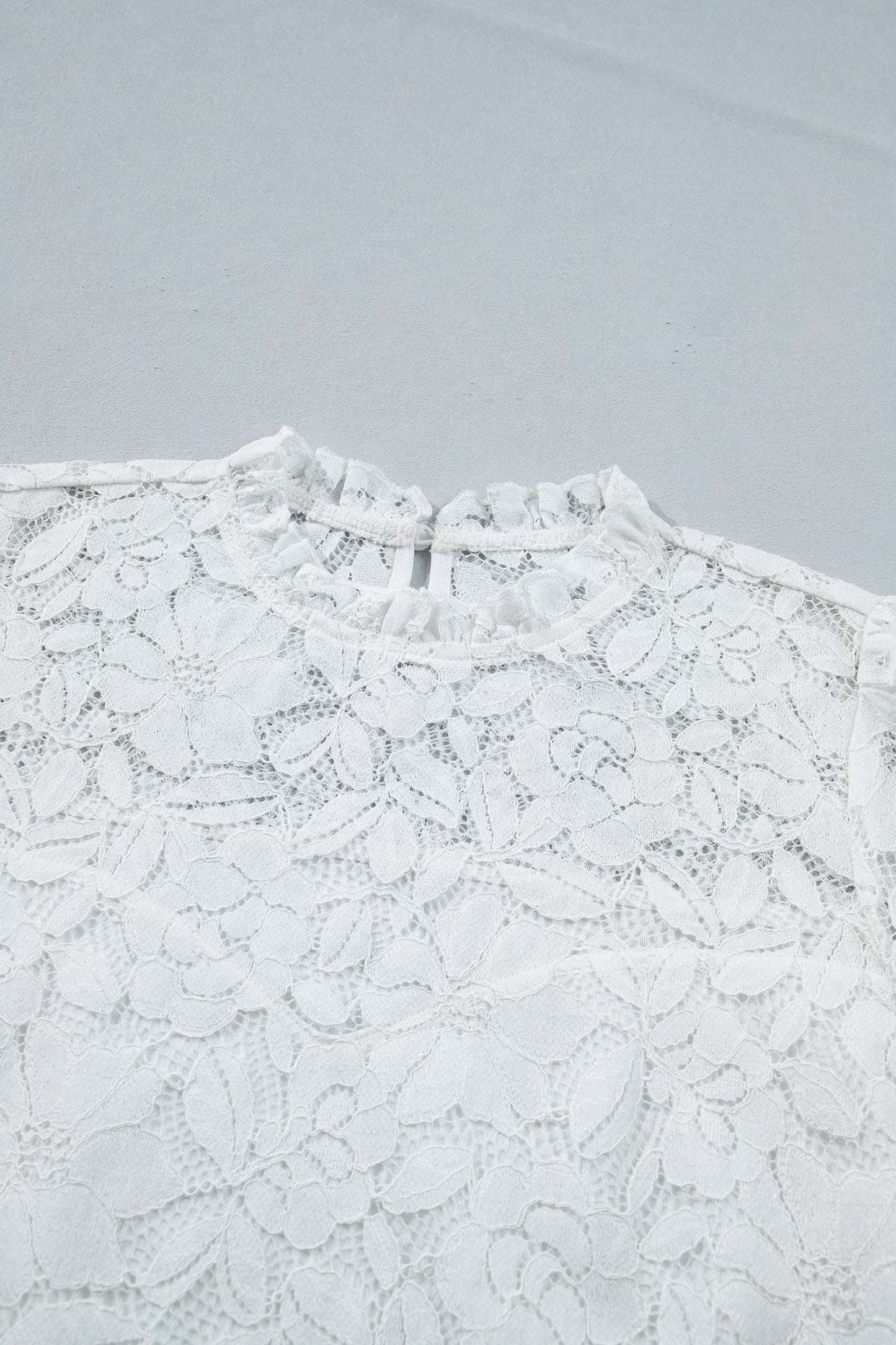 Witte kanten blouse met ronde hals ruches en lange mouwen