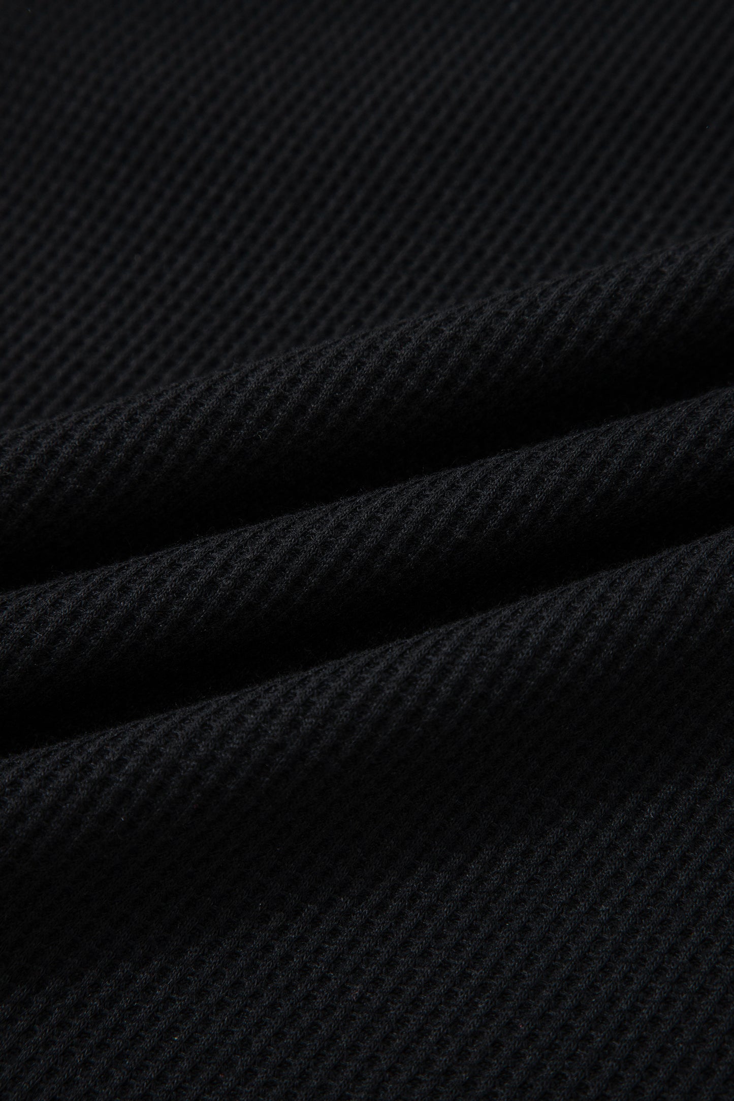 Zwarte polo met knoopsluiting en textuur van denim in grote maten