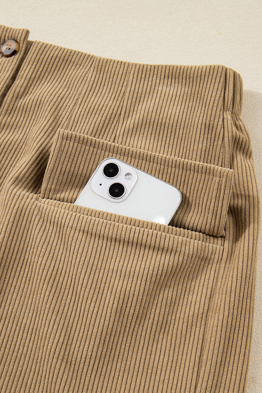 Camelkleurige corduroy minirok met knoopsluiting aan de voorkant en nepzakken