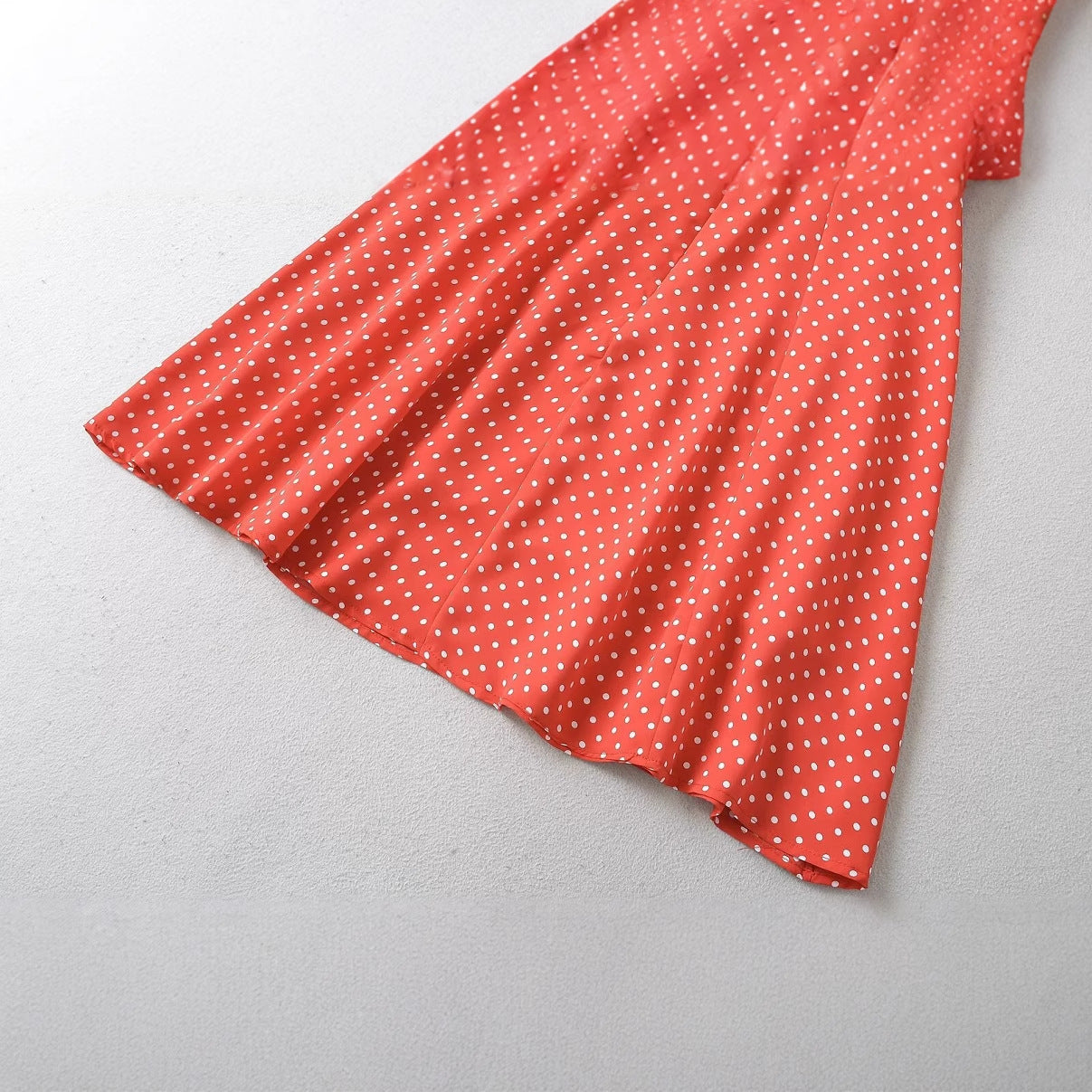 Mini-jurk met stippen en korte mouwen