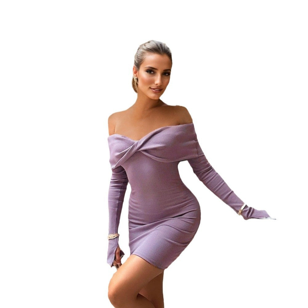 Damesjurk in koninklijke stijl met pittige details boothals en een korte rok