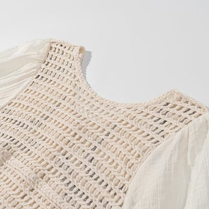 Damesblouse uit de lentecollectie: vintage jacquard blouse met opengewerkt design