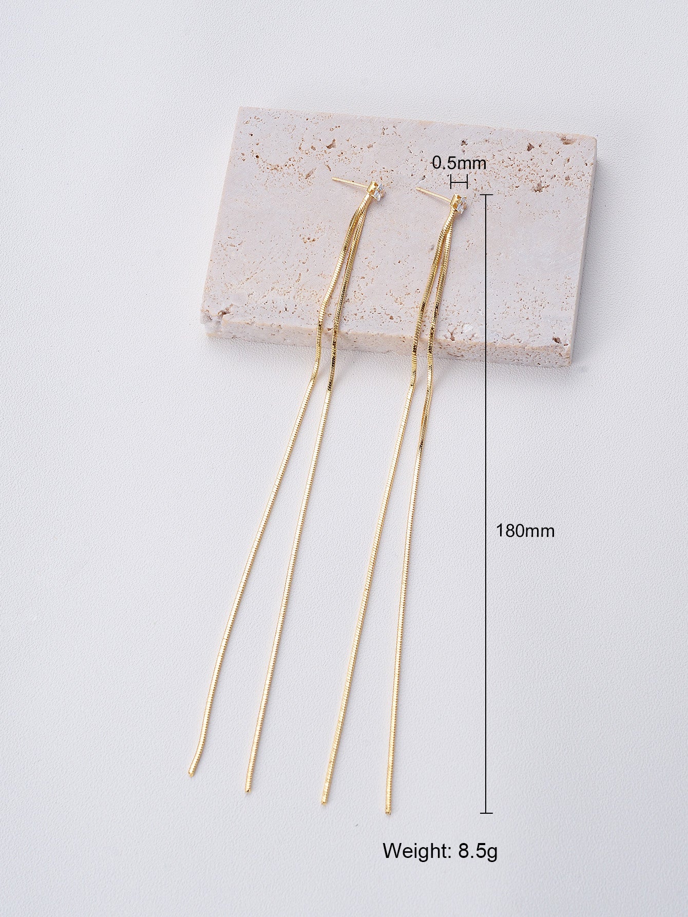 Gepersonaliseerde oorbellen met dunne metalen ketting