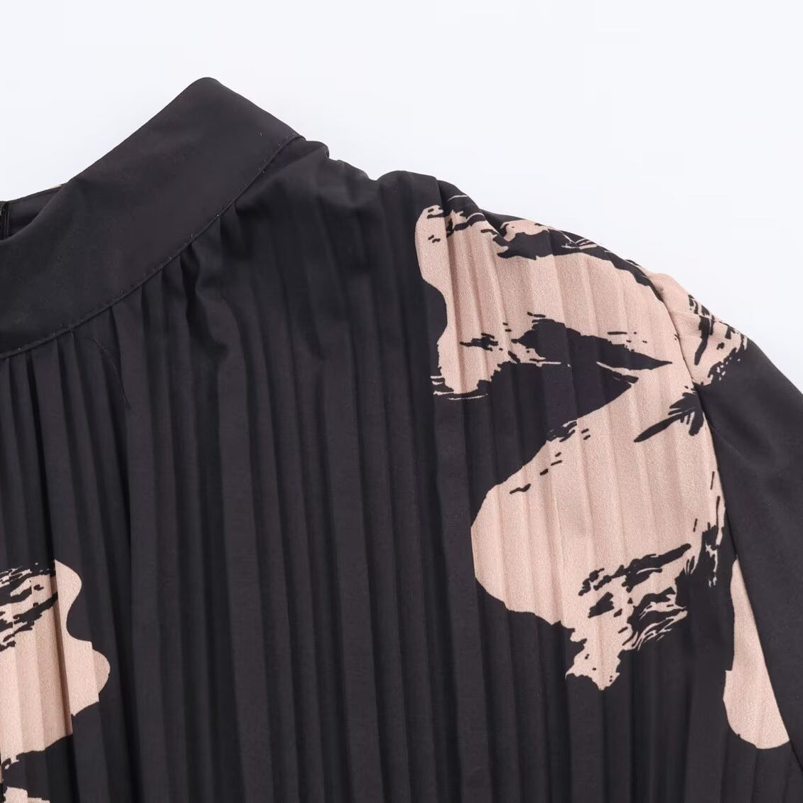 Jurk met lange mouwen en opstaande kraag bedrukt met een onregelmatig zoom