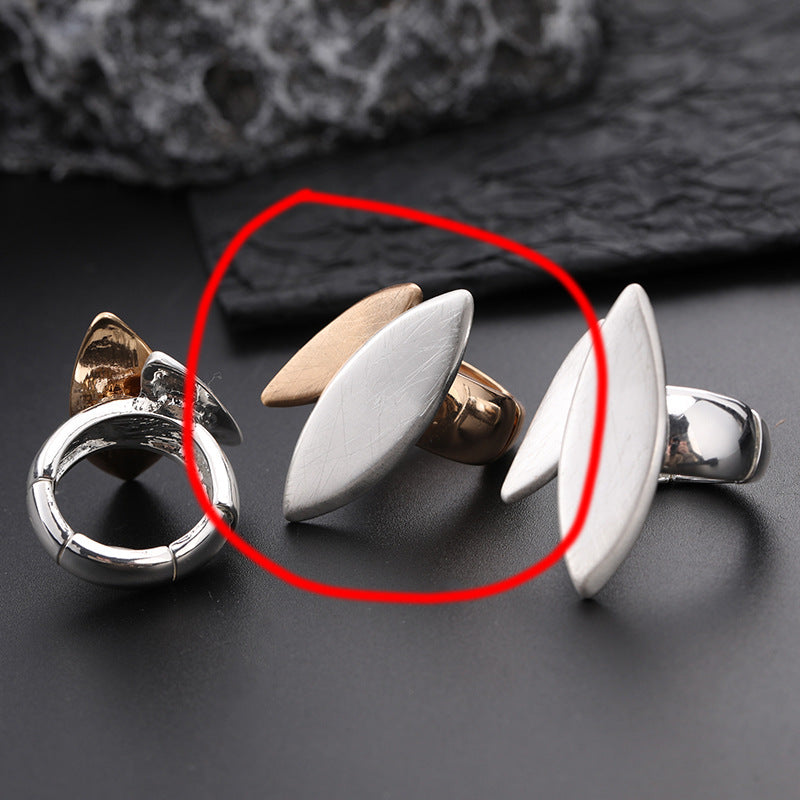Onregelmatig geometrisch grote goudkleurige ring met elastische koordverbinding