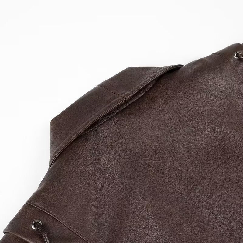 Koffiebruine PU bikerjack met sjaalkraag veterdetails en een stijlvolle strikceintuur