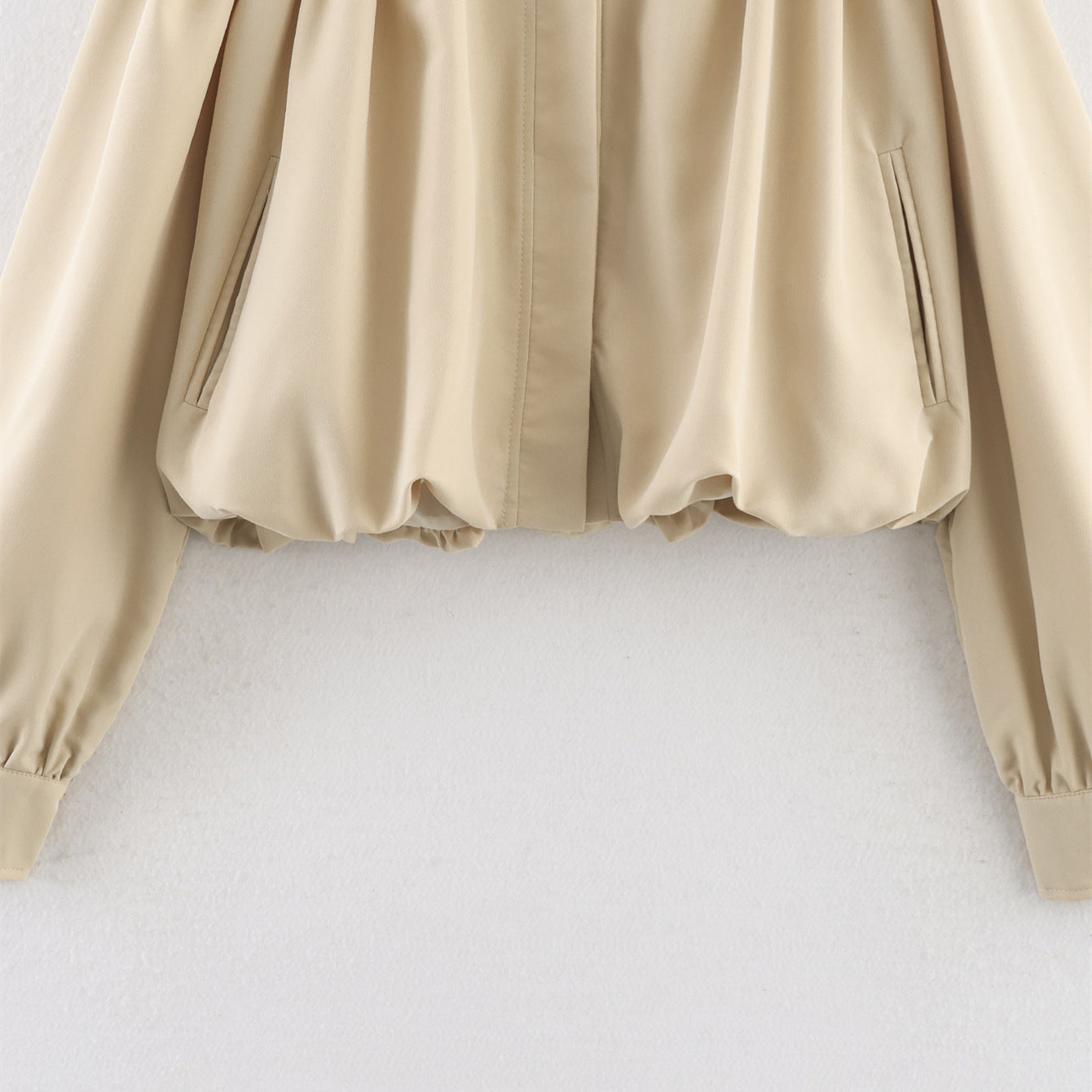 Geplooide blouse met lange mouwen en hoge hals