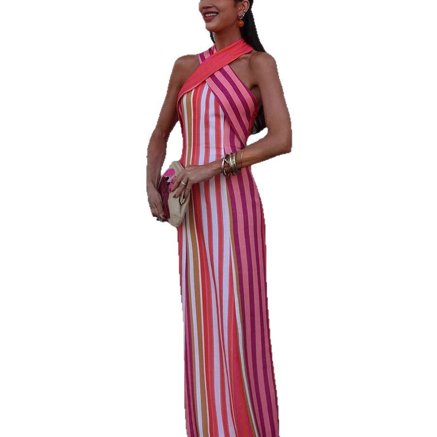 Elegante nauwsluitende gestreepte mouwloze maxi-jurk met gekruiste bandjes