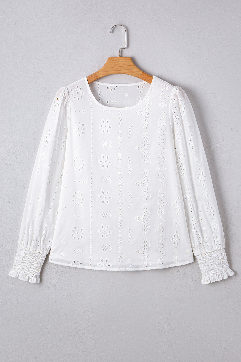 Witte blouse met oogjesborduursel en geplooide manchetten