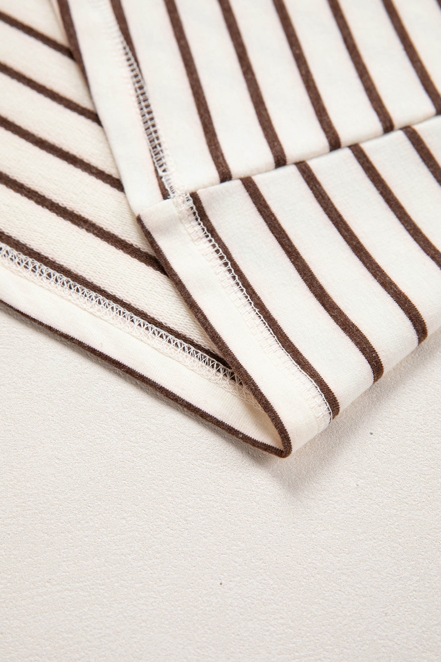 Gestreepte tanktop met ronde hals en losse afwerking