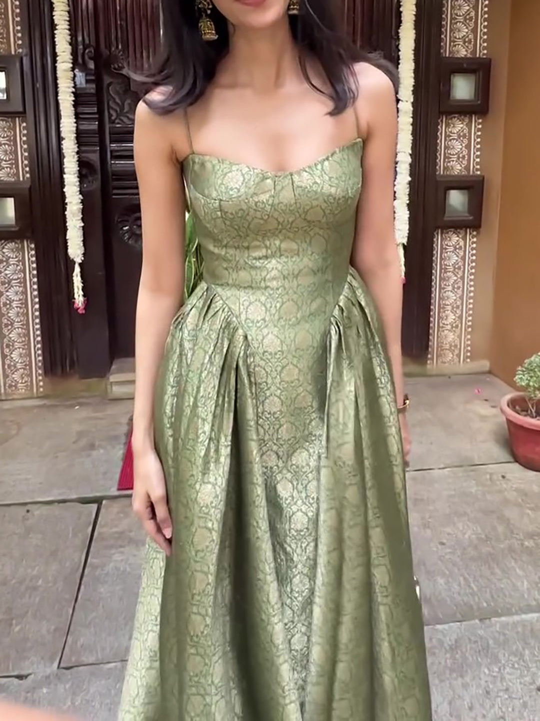 Elegante groene jurk met etnische print en zonder mouwen