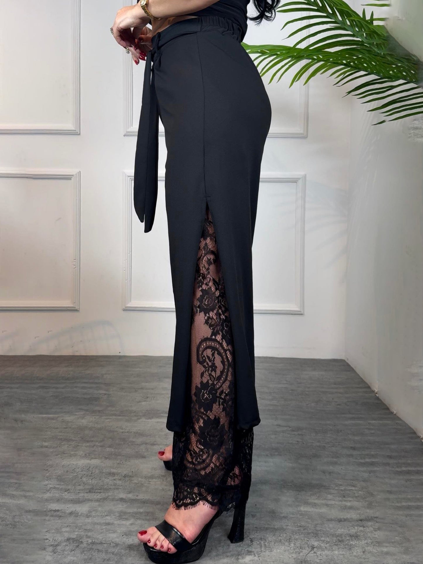 Zwarte veterbroek met kanten paneel