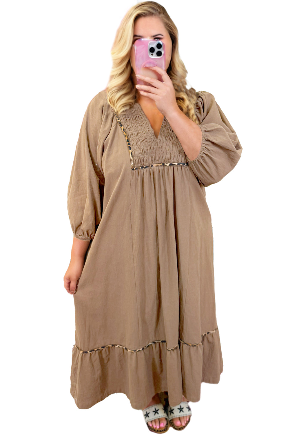 Kastanjebruine jurk met gesmokte V-hals en accenten van luipaardprint plus size