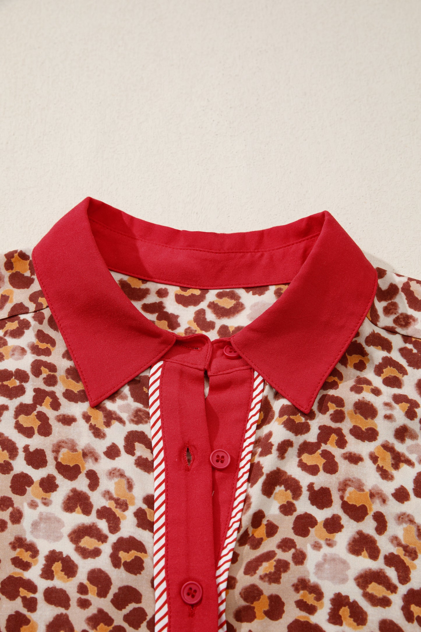 Top en broek met contrasterende bies en luipaardprint