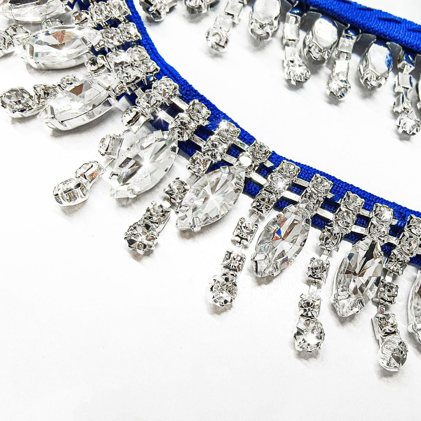 High-end dames avondjurk met schuine schouders en diamantmotief