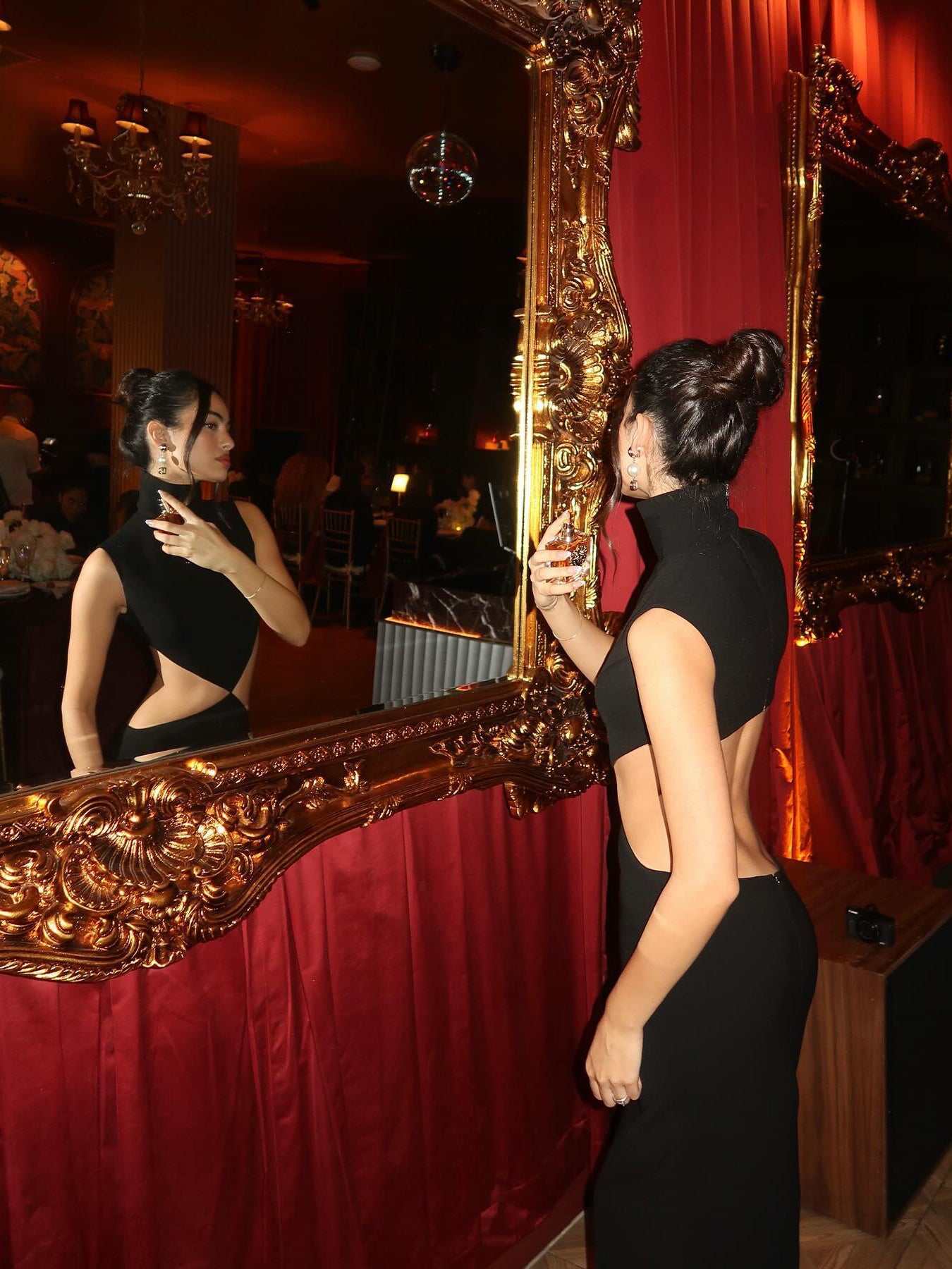 Zwarte coljurk met open rug en uitsparingen