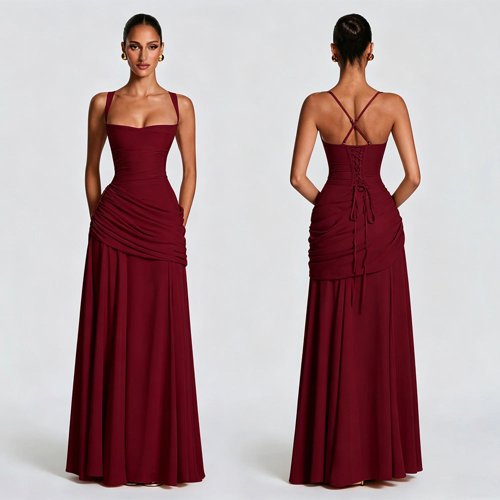 Elegante nauwsluitende chiffonjurk met plooien en vetersluiting op rug