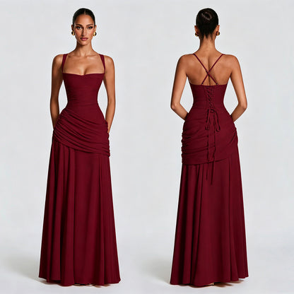 Elegante nauwsluitende chiffonjurk met plooien en vetersluiting op rug